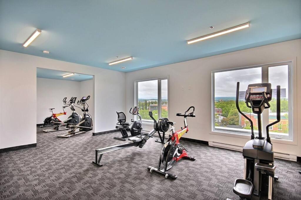 Good Vibes Only -Modern And Spacious 2 Bedroom Condo 4 Beds Free Parking, Gym Квебек Екстериор снимка